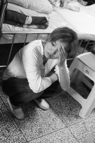 女兒熟睡之后，媽媽總會(huì)一個(gè)人想很多，女兒的病情、巨額的醫(yī)療費(fèi)用時(shí)刻充斥著她的大腦，年輕的媽媽在這種情境下變得憔悴了很多，她不知道小彬嫻什么時(shí)候會(huì)好起來，帶著她穿梭在小公園里看著她稚嫩的笑。