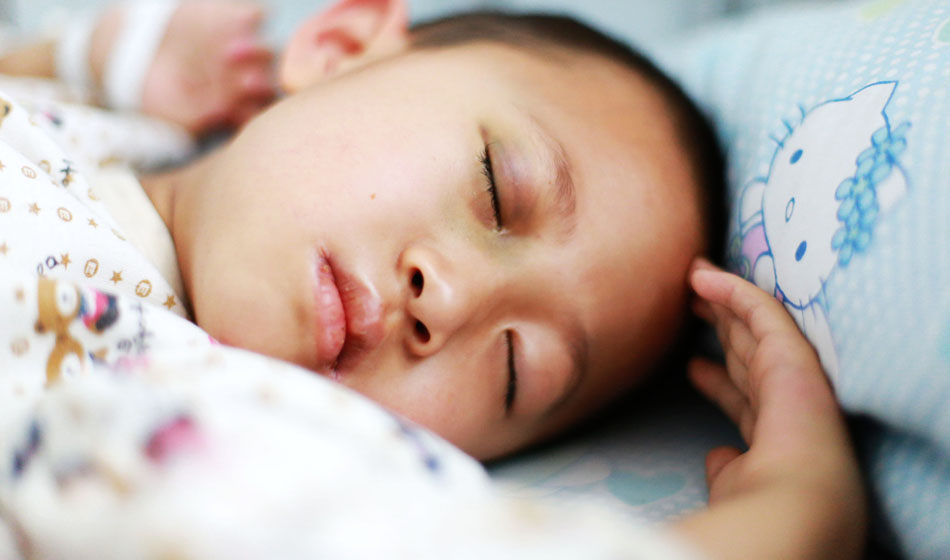 小彬嫻眼部、嘴部、脖子等出血點(diǎn)致使她無法吃硬東西，不小心劃破一下對(duì)她就是最大的損失，每個(gè)人都在保護(hù)著她，包括幼小的她自己。