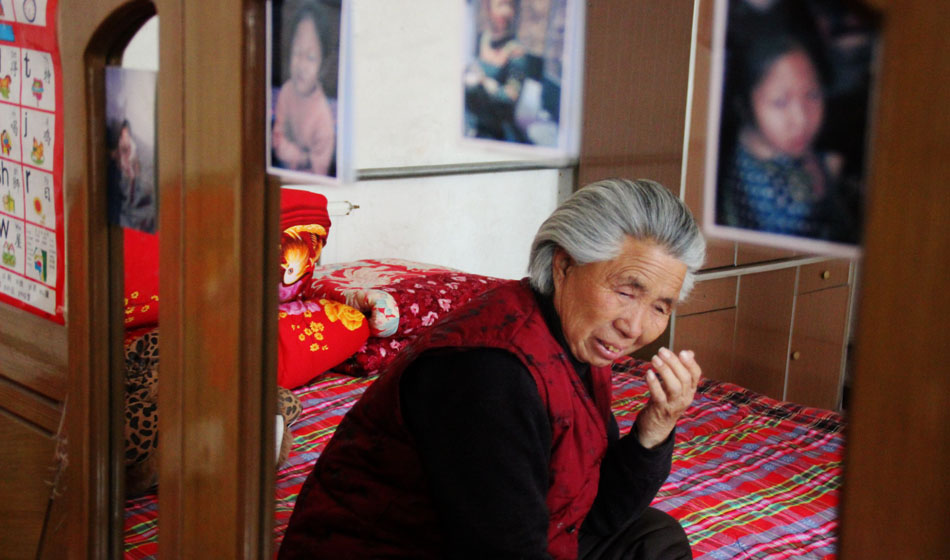 小彬嫻80歲的老奶奶每天在家祈禱小彬嫻早日回來?！袄夏棠套钣H”這是小彬嫻對(duì)“誰最親”這個(gè)問題最多的回答，小彬嫻和老奶奶就像是一對(duì)好朋友，兩個(gè)人在一起總是歡聲笑語。而現(xiàn)在，老奶奶每天看著鏡子前的小彬嫻的照片就會(huì)淚流滿面。