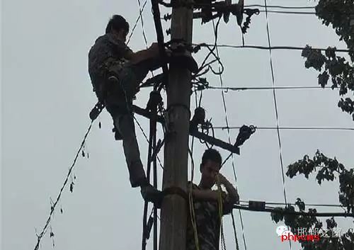 8月8日下午，邯臨路與高鐵橋交匯處北行200米燕莊村一名電工被困在電線桿上，急需救援。接到報警的邯鄲消防華澤路中隊立即趕赴現(xiàn)場，消防官兵到達現(xiàn)場后，經(jīng)了解得知，該男子是一名電工，在電線桿上作業(yè)時不慎被電擊傷，意識清醒，但其右腿和右臂無法用力，導致無法從電線桿上下來。消防官兵經(jīng)過半個小時的緊張營救，最終將被困男子成功救下，并由現(xiàn)場120醫(yī)務人員送往醫(yī)院進行救治。