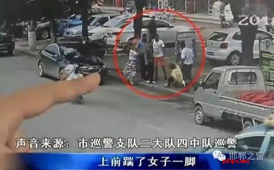 8月5日，市巡警支隊二大隊四中隊巡警在水廠路上巡邏時，突然一名神色慌張的男子攔下了警車，男子向巡警說他的愛人被打了。巡警立即查看情況，發(fā)現(xiàn)一名約30歲的女子手捂腹部倒在便道上，巡警立即撥打了110和120。經(jīng)了解得知，受傷女子于某某已懷有兩個月身孕，于某某的丈夫與男子有經(jīng)濟糾紛，當天男子找于某某的丈夫要錢，結果起了爭執(zhí)。巡警從醫(yī)院了解到于某某不幸流產(chǎn)。