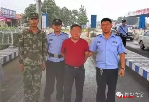 8月8日13時許，邯鄲大名李茂堤警務站民警，在一輛南樂開往龍王廟的公共汽車上，查獲一名無身份證男子。該男子自稱是龍王廟鎮(zhèn)人，在民警詢問下又改口稱是孫甘店鄉(xiāng)人，閃爍其詞、神色慌張。經(jīng)調查該男子叫朱某。于7月7日，在大名縣人民法院判決的一起民間借貸糾紛案中，犯罪嫌疑人朱某拒不履行法院判決。7月13日，大名縣公安局依法將該朱上網(wǎng)追逃。