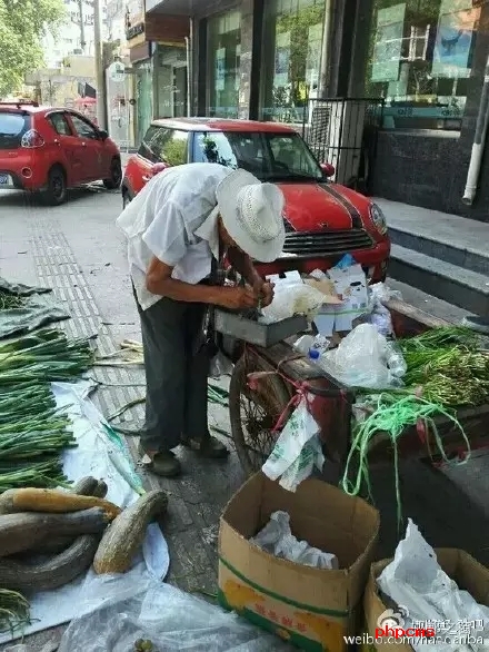 網(wǎng)友爆料：八十三歲，本該在家頤養(yǎng)天年，然而在光明大街水院路口卻有一位爺爺在酷暑烈日當(dāng)下賣菜和葡萄，如果有住在附近的小伙伴們，如果你正好想買菜，買葡萄，不妨去看看。