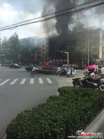 網(wǎng)友爆料：8月11日，邯鄲中華南大街和學(xué)院北路交叉口東南角，一飯店起火，消防官兵接警后緊急救援，目前起火原因不明。大家一定要注意用電用煤氣安全。