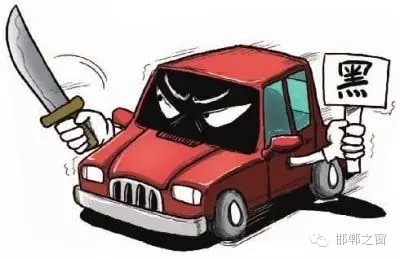 8月3日上午，公交分局接群眾報警稱，在汽車西站搭乘一輛白色奧拓(黑出租車)時，被該車司機持刀搶劫2600元。公交分局迅速組織警力現(xiàn)場勘查、走訪調(diào)查、調(diào)取天網(wǎng)監(jiān)控視頻、尋找嫌疑人蹤跡，經(jīng)大量工作，于次日凌晨6時許，辦案民警在復(fù)興區(qū)大乘寺附近發(fā)現(xiàn)嫌疑人的活動蹤跡。經(jīng)縝密布控，辦案民警在火車站一舉將犯罪嫌疑人張某某抓獲，犯罪嫌疑人張某某對持刀搶劫乘客的犯罪事實供認(rèn)不諱。
