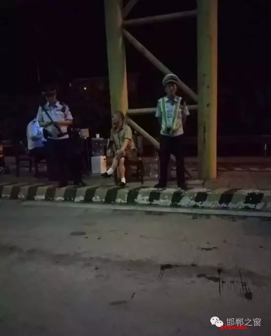 8月9日晚，磁縣交警大隊林坦中隊民警在執(zhí)行勤務(wù)中，對一輛小型普通客車進行例行檢查，該車司乘人員三人，其中兩名乘坐人員神情恍惚，非常可疑，民警認(rèn)真核對每名人員信息，經(jīng)網(wǎng)上對比查詢，系統(tǒng)提示陳某某具有吸毒史。執(zhí)勤民警立即對該車進行全面徹查，并對該車三名司乘人員做了尿檢，檢驗結(jié)果兩名乘坐人員為陽性。最終，經(jīng)過細(xì)致盤問，周某某、陳某某對其吸毒事情供認(rèn)不諱。
