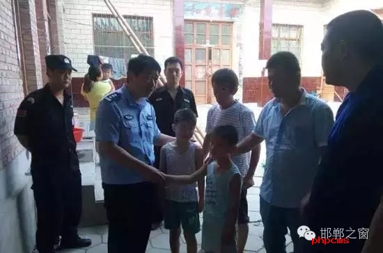 8月11日上午，邯鄲館陶縣公安局指揮中心接到報(bào)警，柴堡鎮(zhèn)劉村李某因欠柴堡鎮(zhèn)武張屯村李某某錢款，李某某將李某的兩個(gè)兒子（一個(gè)10歲，一個(gè)8歲）拘禁。民警迅速趕到現(xiàn)場，發(fā)現(xiàn)李某家街門被反鎖，民警登上盤梯與嫌疑人談話，穩(wěn)定其情緒，做其思想工作，當(dāng)日下午17時(shí)20分許，兩個(gè)小男孩被成功解救。