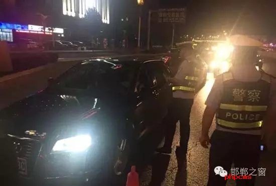 為保證奧運(yùn)期間有一個(gè)良好的道路交通環(huán)境，針對疲勞駕駛、酒后駕駛等違法行為，邯鄲交警六大隊(duì)組織開展集中整治酒駕、醉駕專項(xiàng)行動。8月10日，交警六大隊(duì)出動警力130余名，出動警車15輛，設(shè)置執(zhí)勤卡點(diǎn)17處，從20時(shí)起至23時(shí)，在大隊(duì)轄區(qū)內(nèi)查獲了18個(gè)“酒鬼”以及涉牌涉證違法行為21起。當(dāng)晚，在中華大街水廠路口，有一輛車為了逃避檢查，還試圖倒車逃跑。