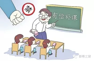 8月10日，記者接到家長舉報(bào)，稱邯鄲市七色光水文小學(xué)未開學(xué)，卻接到了學(xué)校補(bǔ)課通知。記者聯(lián)系了校方，該校負(fù)責(zé)人表示將立即停止補(bǔ)課，并將收取的費(fèi)用退還家長。