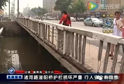 最近住在渚河路滏陽橋附近的居民們反映，說滏陽橋護(hù)欄破損嚴(yán)重，每次從橋上通過時(shí)，都提心吊膽，附近居民為了安全，用繩子簡單的進(jìn)行圍擋。