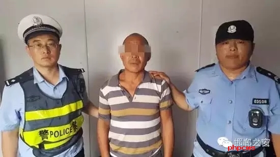 8月12日9時(shí)許，邯鄲大名鋪上高速口檢查站執(zhí)勤民警在對(duì)一輛由魏縣開(kāi)往北京客車(chē)進(jìn)行安檢時(shí)，發(fā)現(xiàn)一名網(wǎng)上逃犯。經(jīng)核查，該男子為王某平，系涉嫌濫伐林木網(wǎng)上逃犯。該王于今年3月份在未有辦理《林木采伐許可證》的情況下，亂砍濫伐林木97棵。
