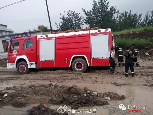 網(wǎng)友爆料：邯鄲武安永峰路康二城鎮(zhèn)南新莊路段，修路把以前路基挖了不修了，都倆個(gè)月了， 今天消防車(chē)急需救火陷如泥中出不來(lái)， 責(zé)任誰(shuí)來(lái)?yè)?dān)？ 