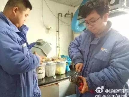 2月28日，邯鄲華潤燃氣公司工作人員對我市叢臺花園，滏新家園等燃氣用戶進行安檢，截止目前，該公司已入戶安檢21938戶，發(fā)現(xiàn)隱患并整改1564戶。根據(jù)相關規(guī)定，燃氣經(jīng)營企業(yè)每兩年需對所管轄范圍內(nèi)的燃氣用戶進行一次入戶安全檢查工作，其目的是查找安全隱患，確保用戶安全用氣。