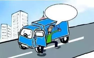 2月27日凌晨，邯鄲市一名男子套用其表哥A2駕駛證信息駕駛大貨車進入市區(qū)，沒成想因為嘴角的一顆痣被交警看出破綻，不僅被公安機關依法行政拘留了15天，而且被罰款1500元。在事實面前，駕駛人不得不承認自己無證，試圖用表哥的駕駛證蒙混過關。